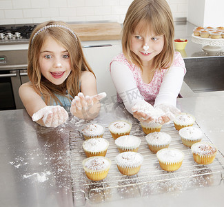 家庭避震摄影照片_两个女孩在用冰糖烘焙