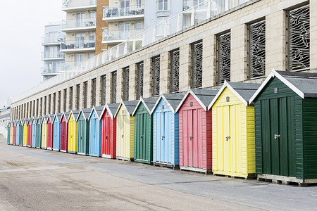 英国多塞特郡伯恩茅斯海滩一排五颜六色的海滩小屋