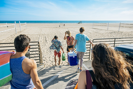 一群朋友朝海滩走去后景