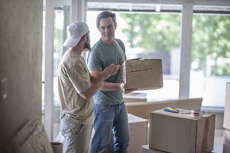 搬家两个男人在装满纸箱的房间里交谈