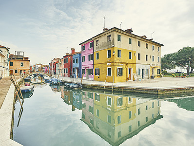意大利威尼斯布拉诺运河滨水区的传统多彩房屋