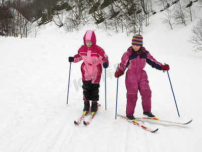 滑雪女孩子摄影照片_女孩子们滑雪