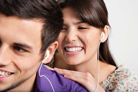 微笑的夫妇听耳机