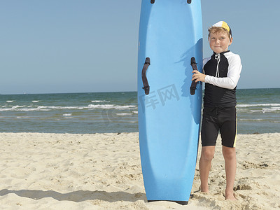 澳大利亚墨尔本阿尔托纳冲浪板旁的男孩尼珀儿童冲浪救生员的肖像