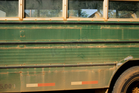 商务巴士摄影照片_尘土飞扬的绿色巴士侧景