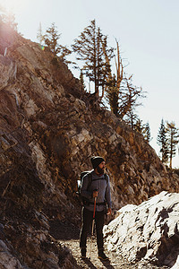 运动休闲裤子摄影照片_美国加利福尼亚州红杉国家公园矿泉王山道上的男性徒步旅行者