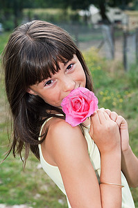 女孩手持粉色玫瑰肖像