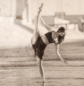 美国加利福尼亚州洛杉矶年轻女子抬起腿单腿保持平衡