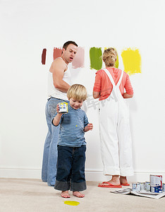 家庭避震摄影照片_蹒跚学步的男孩把油漆倒在地毯上