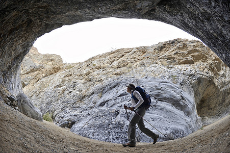 徒步旅行者探索岩层大理石峡谷死亡谷国家公园加利福尼亚州