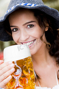 戴着帽子喝啤酒的年轻女子