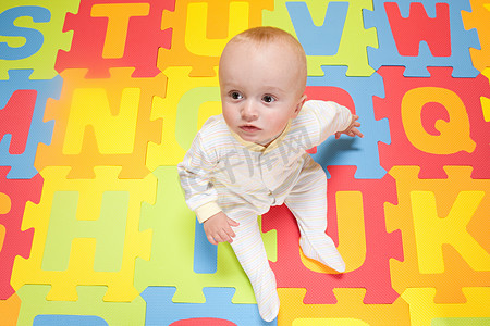 男婴玩玩具字母表