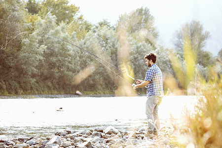 在河中钓鱼的年轻人意大利皮埃蒙特韦尔巴尼亚普雷莫塞洛