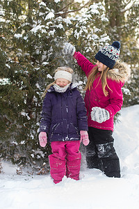 姐妹们在外面的雪地里玩耍