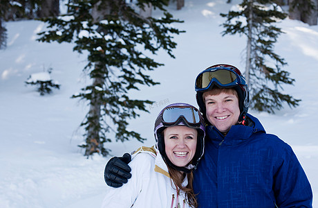 穿着滑雪服的年轻夫妇