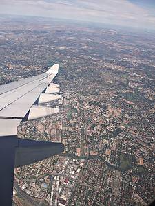 南非约翰内斯堡摄影照片_约翰内斯堡上空的飞机机翼