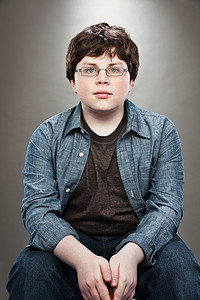 戴眼镜的十几岁男孩的肖像