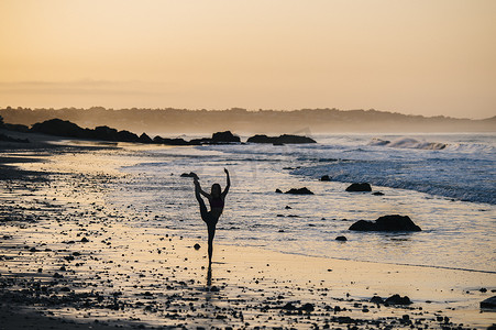 美国加利福尼亚州洛杉矶日落时分身形分明的芭蕾舞女演员单腿站立