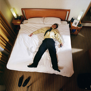 千万豪礼摄影照片_睡在酒店房间里的商人