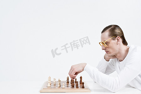 vr器材摄影照片_下国际象棋的人