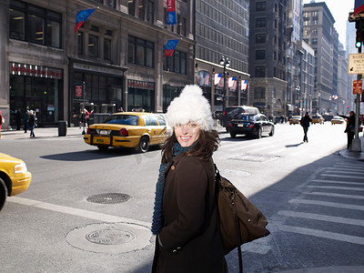 大街上背景摄影照片_纽约大街上的女人