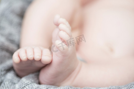 人的脚趾摄影照片_闭合婴儿的脚趾