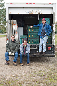 三个农民开卡车