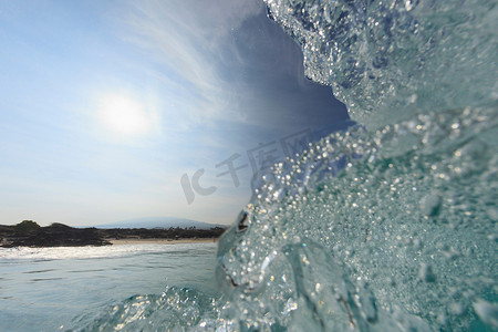 自然冲击摄影照片_海浪冲击海滩的特写镜头