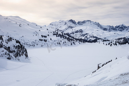 瑞士铁力斯山恩格尔贝格白雪覆盖的山谷