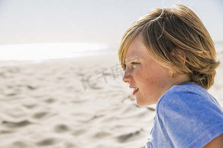 手机侧视图插画摄影照片_海滩上男孩看向别处的侧视