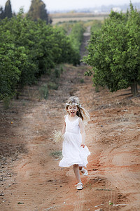 在以色列果园里奔跑的年轻女孩