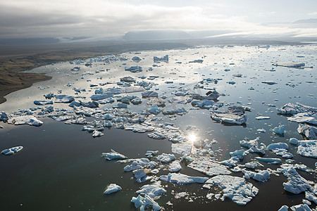 华丽灯光背景摄影照片_冰岛泻湖的冰山从瓦特纳约库尔冰川漂流到北大西洋