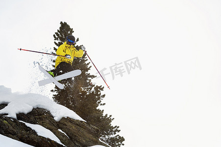 中年男子滑雪者在半空中跳跃奥伯格格尔奥地利