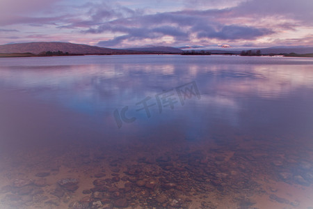 苏格兰格伦科附近黎明时分的图拉湖