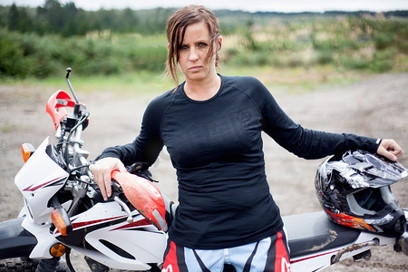 骑摩托车的青壮年女摩托车手肖像