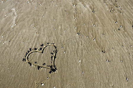 平静的心摄影照片_意大利威尼斯海滩上画着的心