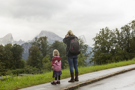德国巴伐利亚州巴伐利亚州贝希特斯加登的母女徒步旅行者在路边凝视风景的背影