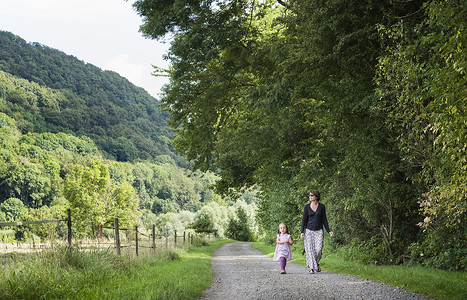 走在乡村公路上的母女俩德国北莱茵威斯特伐利亚州的韦斯特法利卡门