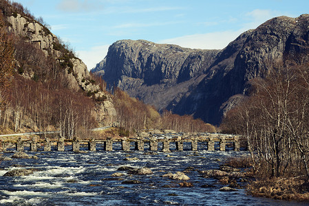 挪威罗加兰县一座跨越河流的古老人行桥