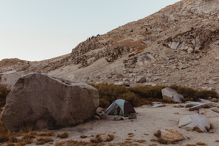岩石景观中的穹顶帐篷矿物王红杉国家公园美国加利福尼亚州