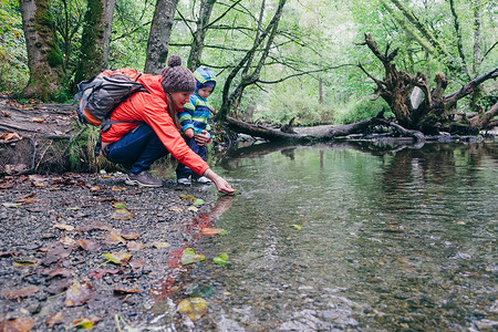 加拿大不列颠哥伦比亚省温哥华母子俩在森林里探索溪流
