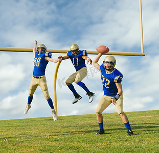 由十几岁和成年的美国足球运动员组成的球队在球门旁练习