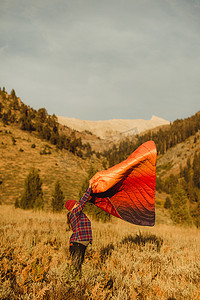 美国加州红杉国家公园矿物王一名孕妇站在田野里抖动睡袋