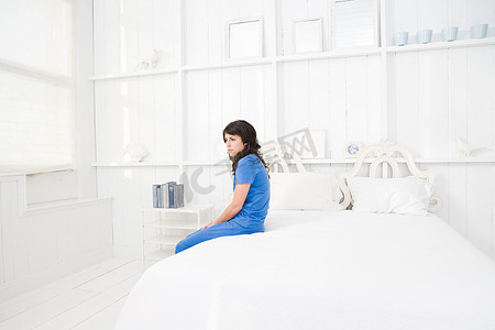 一个孤独的女人坐在床上