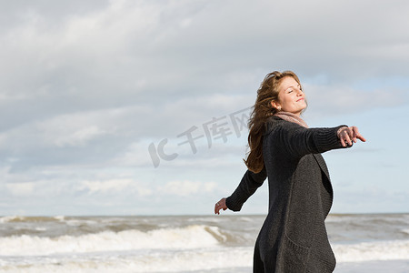 慢度假摄影照片_一名女子在海滩上玩耍