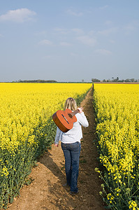 在田野里弹吉他的女人