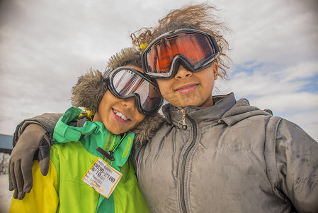滑雪护目镜摄影照片_戴着滑雪护目镜的儿童肖像