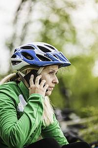 年轻女性骑车人在智能手机上聊天德国巴伐利亚州奥格斯堡