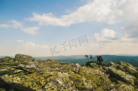 俄罗斯男性徒步旅行者在崎岖的岩石上徒步旅行