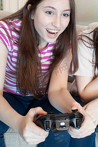 十几岁的女孩在玩电子游戏
